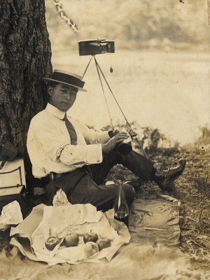 Ichiro Kagiyama, Self portrait in a Sydney Park (1915). Private collection.